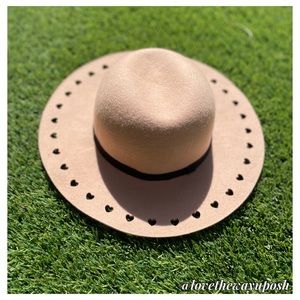 (FINAL💲) Cream Heart Hat